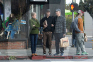 PEOPLE - Andrew Garfield mit seinen Eltern in Silver Lake unterwegs