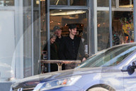 PEOPLE - Andrew Garfield mit seinen Eltern in Silver Lake unterwegs