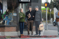 PEOPLE - Andrew Garfield mit seinen Eltern in Silver Lake unterwegs