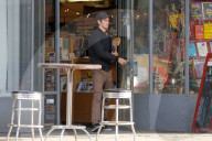 PEOPLE - Andrew Garfield mit seinen Eltern in Silver Lake unterwegs
