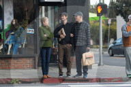 PEOPLE - Andrew Garfield mit seinen Eltern in Silver Lake unterwegs