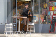 PEOPLE - Andrew Garfield mit seinen Eltern in Silver Lake unterwegs