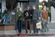 PEOPLE - Andrew Garfield mit seinen Eltern in Silver Lake unterwegs