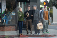 PEOPLE - Andrew Garfield mit seinen Eltern in Silver Lake unterwegs