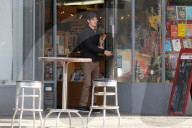 PEOPLE - Andrew Garfield mit seinen Eltern in Silver Lake unterwegs