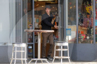 PEOPLE - Andrew Garfield mit seinen Eltern in Silver Lake unterwegs