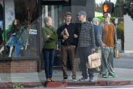 PEOPLE - Andrew Garfield mit seinen Eltern in Silver Lake unterwegs