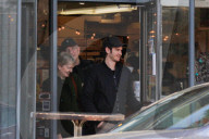 PEOPLE - Andrew Garfield mit seinen Eltern in Silver Lake unterwegs