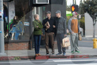 PEOPLE - Andrew Garfield mit seinen Eltern in Silver Lake unterwegs