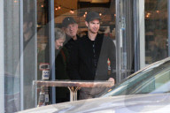 PEOPLE - Andrew Garfield mit seinen Eltern in Silver Lake unterwegs