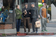 PEOPLE - Andrew Garfield mit seinen Eltern in Silver Lake unterwegs