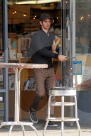 PEOPLE - Andrew Garfield mit seinen Eltern in Silver Lake unterwegs