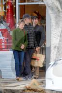 PEOPLE - Andrew Garfield mit seinen Eltern in Silver Lake unterwegs