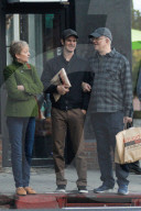 PEOPLE - Andrew Garfield mit seinen Eltern in Silver Lake unterwegs
