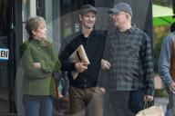 PEOPLE - Andrew Garfield mit seinen Eltern in Silver Lake unterwegs