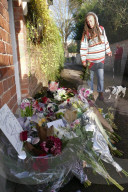 PEOPLE - Grosse Anteilnahme vor George Michael's Haus in London
