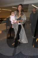 PEOPLE - Chrissy Teigen und John Legend verlassen mit Baby Luna LA