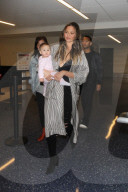 PEOPLE - Chrissy Teigen und John Legend verlassen mit Baby Luna LA