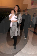 PEOPLE - Chrissy Teigen und John Legend verlassen mit Baby Luna LA
