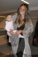 PEOPLE - Chrissy Teigen und John Legend verlassen mit Baby Luna LA