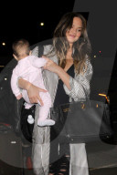 PEOPLE - Chrissy Teigen und John Legend verlassen mit Baby Luna LA