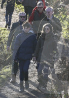 EXKLUSIV - Elizabeth Hurley macht mit ihrem Sohn und Familie einen Spaziergang