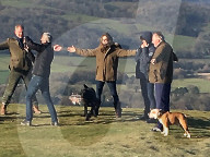 EXKLUSIV - Elizabeth Hurley macht mit ihrem Sohn und Familie einen Spaziergang