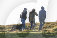 EXKLUSIV - Elizabeth Hurley macht mit ihrem Sohn und Familie einen Spaziergang