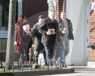 PEOPLE - Alec und Hilaria Baldwin geniessen die Weihnachtstage in den Hamptons