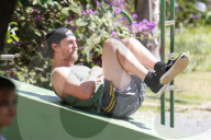 PEOPLE - Matthew McConaughey traininert seinen Body im Park