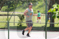 PEOPLE - Matthew McConaughey traininert seinen Body im Park