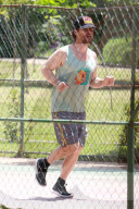 PEOPLE - Matthew McConaughey traininert seinen Body im Park