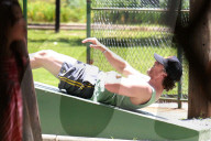 PEOPLE - Matthew McConaughey traininert seinen Body im Park