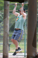 PEOPLE - Matthew McConaughey traininert seinen Body im Park