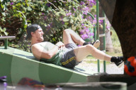 PEOPLE - Matthew McConaughey traininert seinen Body im Park