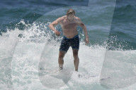 PEOPLE - Simon Baker surft sich durch die Wellen am Bondi Beach