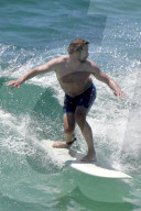 PEOPLE - Simon Baker surft sich durch die Wellen am Bondi Beach