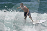 PEOPLE - Simon Baker surft sich durch die Wellen am Bondi Beach