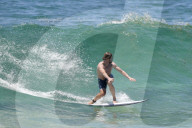 PEOPLE - Simon Baker surft sich durch die Wellen am Bondi Beach