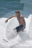 PEOPLE - Simon Baker surft sich durch die Wellen am Bondi Beach