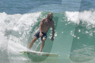 PEOPLE - Simon Baker surft sich durch die Wellen am Bondi Beach