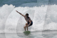 PEOPLE - Simon Baker surft sich durch die Wellen am Bondi Beach