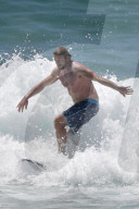 PEOPLE - Simon Baker surft sich durch die Wellen am Bondi Beach