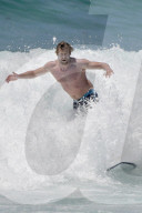 PEOPLE - Simon Baker surft sich durch die Wellen am Bondi Beach