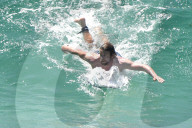 PEOPLE - Simon Baker surft sich durch die Wellen am Bondi Beach