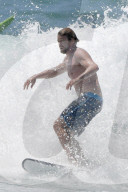 PEOPLE - Simon Baker surft sich durch die Wellen am Bondi Beach
