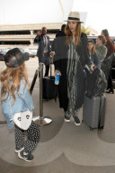 PEOPLE - Jessica Alba fliegt mit ihrer Familie weg aus LA