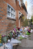 PEOPLE - Ein Blumenmeer vor George Michaels Haus in Goring on Thames