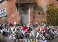 PEOPLE - Ein Blumenmeer vor George Michaels Haus in Goring on Thames