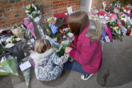 PEOPLE - Ein Blumenmeer vor George Michaels Haus in Goring on Thames